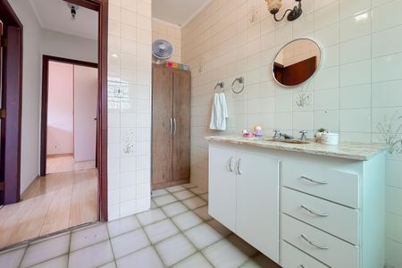 Casa à venda com 220m², 4 quartos e 5 vagasBanheiro Corredor