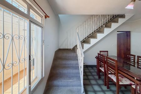 Casa à venda com 220m², 4 quartos e 5 vagasEscada