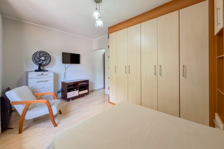 Casa à venda com 220m², 4 quartos e 5 vagasSuíte