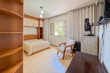 Casa à venda com 220m², 4 quartos e 5 vagasSuíte