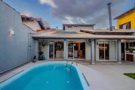 Casa à venda com 300m², 3 quartos e 4 vagasFundos do Imóvel Com Placas Solares