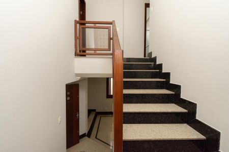 Casa à venda com 200m², 3 quartos e 2 vagasEscadas de Acesso aos Quartos