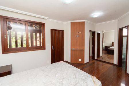 Casa à venda com 200m², 3 quartos e 2 vagasSuíte