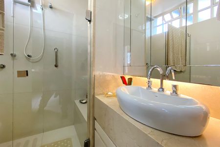 Casa à venda com 275m², 3 quartos e 4 vagasBanheiro da Suíte 1