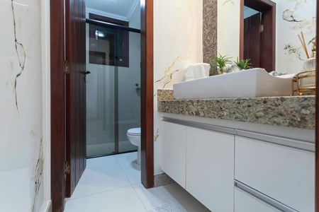 Casa à venda com 369m², 3 quartos e 5 vagasBanheiro social 1