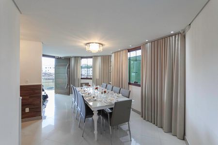 Casa à venda com 369m², 3 quartos e 5 vagasSala de jantar