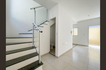 Sala de casa de condomínio à venda com 2 quartos, 52m² em Santa Maria, Osasco