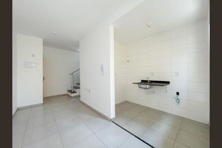 Sala de casa de condomínio à venda com 2 quartos, 52m² em Santa Maria, Osasco