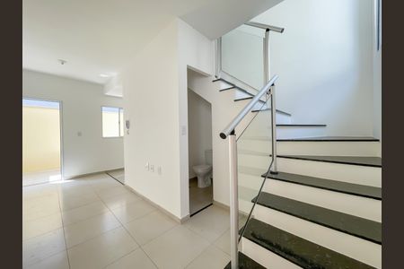 Sala de casa de condomínio à venda com 2 quartos, 52m² em Santa Maria, Osasco