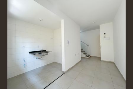 Sala de casa de condomínio à venda com 2 quartos, 52m² em Santa Maria, Osasco