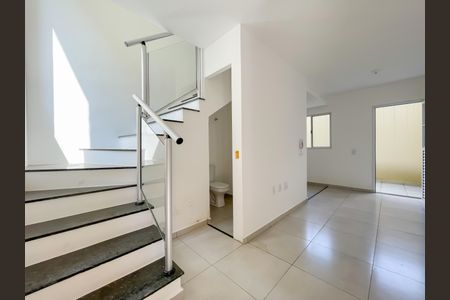Sala de casa de condomínio à venda com 2 quartos, 52m² em Santa Maria, Osasco