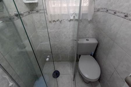 Banheiro de kitnet/studio para alugar com 1 quarto, 28m² em José Menino, Santos