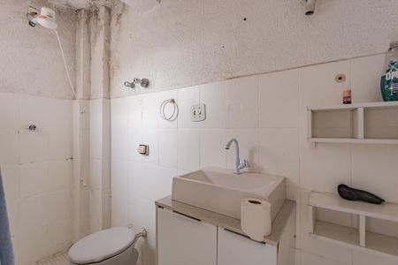 Banheiro de kitnet/studio para alugar com 1 quarto, 30m² em Aclimação, São Paulo