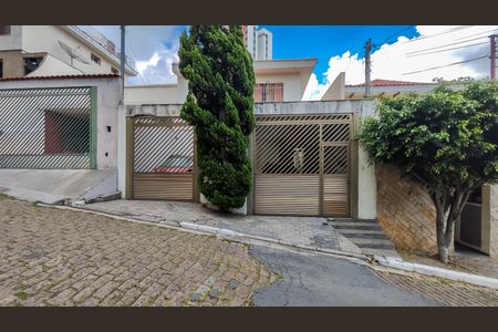 Casa à venda com 200m², 3 quartos e 2 vagas Casa à venda com 200m², 3 quartos e 2 vagasFachada
