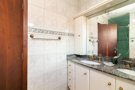 Casa à venda com 200m², 3 quartos e 2 vagas Casa à venda com 200m², 3 quartos e 2 vagasBanheiro da Suíte