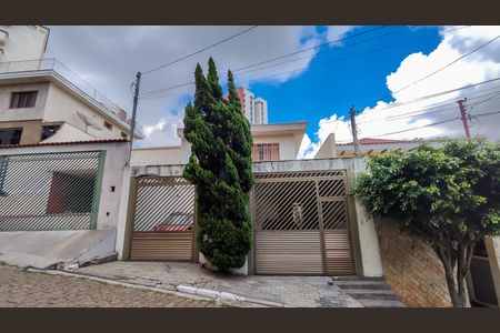 Casa à venda com 200m², 3 quartos e 2 vagas Casa à venda com 200m², 3 quartos e 2 vagasFachada