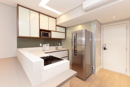 Cozinha de apartamento para alugar com 1 quarto, 62m² em Itaim Bibi, São Paulo