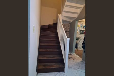 Casa à venda com 133m², 2 quartos e 1 vaga Casa à venda com 133m², 2 quartos e 1 vagaEscada