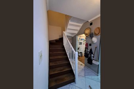 Casa à venda com 133m², 2 quartos e 1 vaga Casa à venda com 133m², 2 quartos e 1 vagaEscada