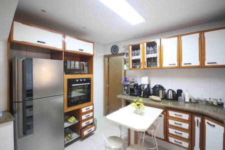 Casa à venda com 262m², 4 quartos e 1 vaga