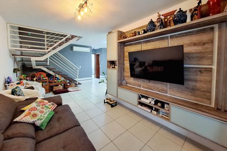 Casa de condomínio à venda com 180m², 3 quartos e 2 vagas Casa de condomínio à venda com 180m², 3 quartos e 2 vagasSala