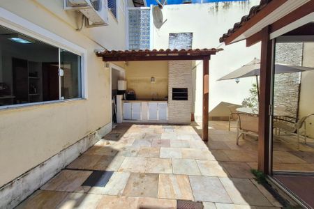 Casa de condomínio à venda com 180m², 3 quartos e 2 vagas Casa de condomínio à venda com 180m², 3 quartos e 2 vagasQuintal