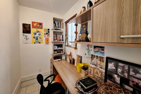 Casa de condomínio à venda com 180m², 3 quartos e 2 vagas Casa de condomínio à venda com 180m², 3 quartos e 2 vagasEscritório