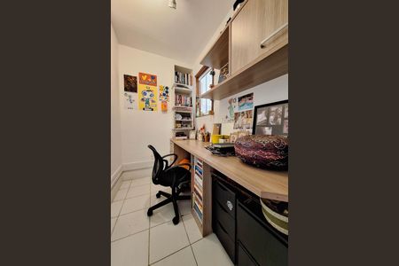 Casa de condomínio à venda com 180m², 3 quartos e 2 vagas Casa de condomínio à venda com 180m², 3 quartos e 2 vagasEscritório