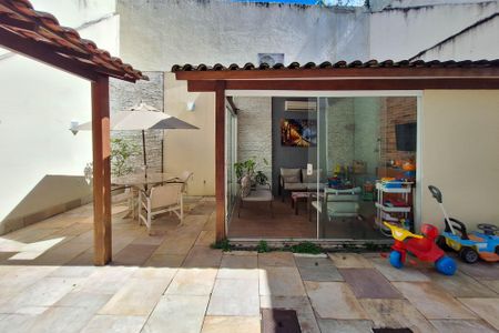 Casa de condomínio à venda com 180m², 3 quartos e 2 vagas Casa de condomínio à venda com 180m², 3 quartos e 2 vagasQuintal