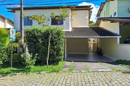 Casa de condomínio à venda com 180m², 3 quartos e 2 vagas Casa de condomínio à venda com 180m², 3 quartos e 2 vagasFachada