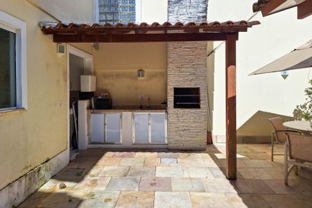 Casa de condomínio à venda com 180m², 3 quartos e 2 vagas Casa de condomínio à venda com 180m², 3 quartos e 2 vagasQuintal