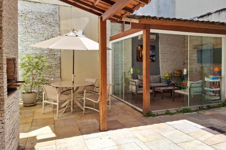 Casa de condomínio à venda com 180m², 3 quartos e 2 vagas Casa de condomínio à venda com 180m², 3 quartos e 2 vagasQuintal