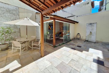 Casa de condomínio à venda com 180m², 3 quartos e 2 vagas Casa de condomínio à venda com 180m², 3 quartos e 2 vagasQuintal