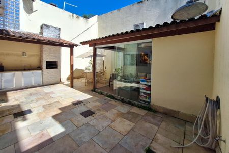 Casa de condomínio à venda com 180m², 3 quartos e 2 vagas Casa de condomínio à venda com 180m², 3 quartos e 2 vagasQuintal