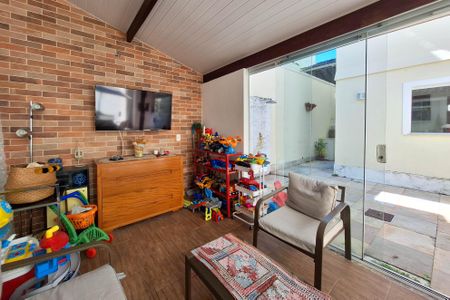 Casa de condomínio à venda com 180m², 3 quartos e 2 vagas Casa de condomínio à venda com 180m², 3 quartos e 2 vagasQuintal