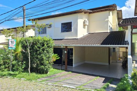 Casa de condomínio à venda com 180m², 3 quartos e 2 vagas Casa de condomínio à venda com 180m², 3 quartos e 2 vagasFachada