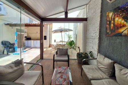 Casa de condomínio à venda com 180m², 3 quartos e 2 vagas Casa de condomínio à venda com 180m², 3 quartos e 2 vagasQuintal