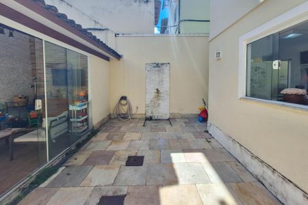 Casa de condomínio à venda com 180m², 3 quartos e 2 vagas Casa de condomínio à venda com 180m², 3 quartos e 2 vagasQuintal