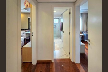 Apartamento à venda com 229m², 4 quartos e 4 vagasCorredor