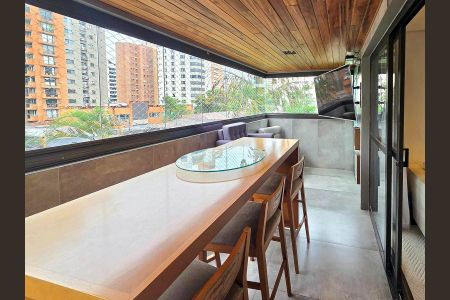 Apartamento à venda com 229m², 4 quartos e 4 vagasVaranda