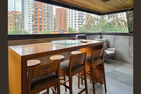 Apartamento à venda com 229m², 4 quartos e 4 vagasVaranda