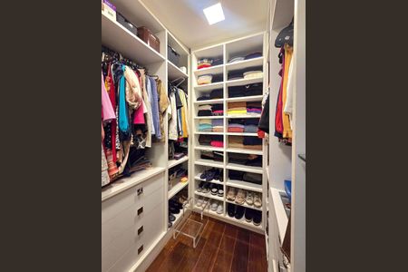 Apartamento à venda com 229m², 4 quartos e 4 vagasCloset da Suíte