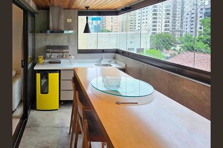 Apartamento à venda com 229m², 4 quartos e 4 vagasVaranda