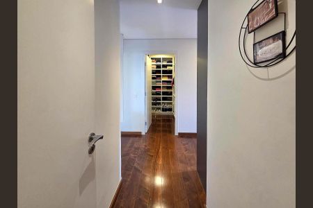 Apartamento à venda com 229m², 4 quartos e 4 vagasCorredor