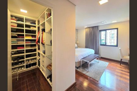 Apartamento à venda com 229m², 4 quartos e 4 vagasCloset da Suíte