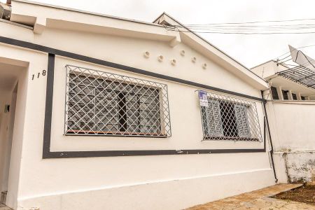 Casa para alugar com 100m², 5 quartos e 2 vagasÁres comum- Frente da casa com placa instalada