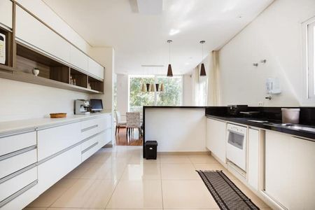 Casa para alugar com 450m², 4 quartos e 2 vagas Casa para alugar com 450m², 4 quartos e 2 vagasCozinha