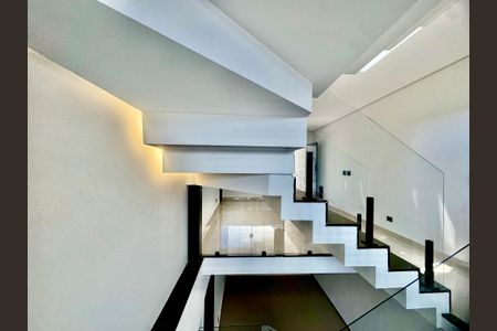Casa à venda com 210m², 3 quartos e 4 vagasDetalhe escada