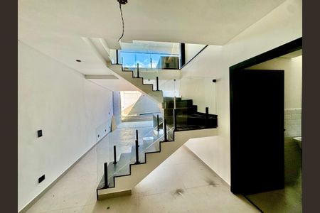 Casa à venda com 210m², 3 quartos e 4 vagasDetalhe Escada