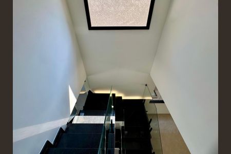 Casa à venda com 210m², 3 quartos e 4 vagasDetalhe escada